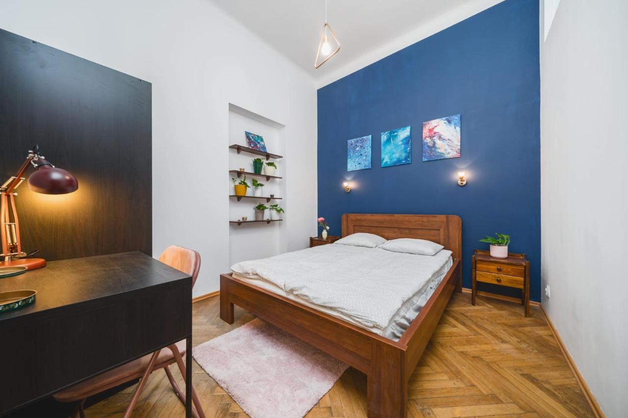 2 Bedroom Next To The Main Railway Station - By Upstairs Appartement *
