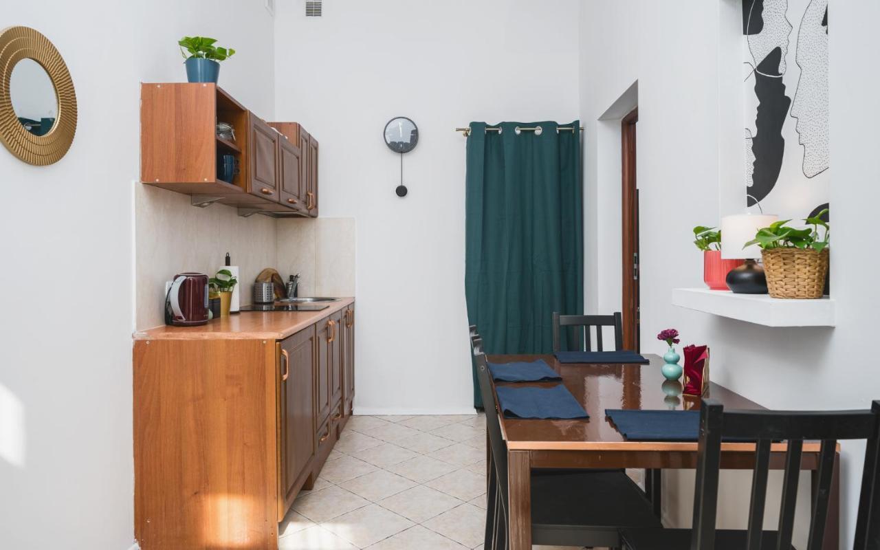 2 Bedroom Next To The Main Railway Station - By Upstairs Apartment *